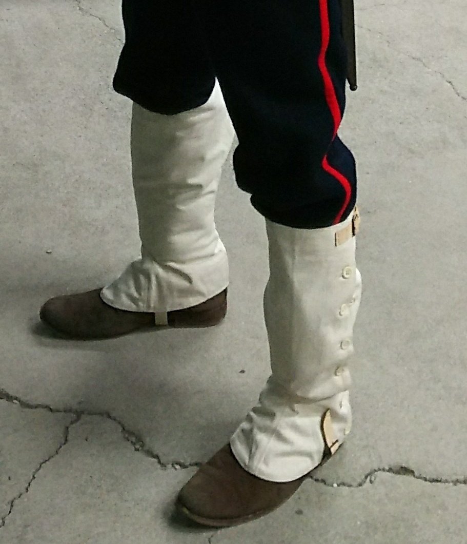 明治陸軍の下士官兵用の麻脚絆（布脚絆）は脹脛部分の釦が二列になっ