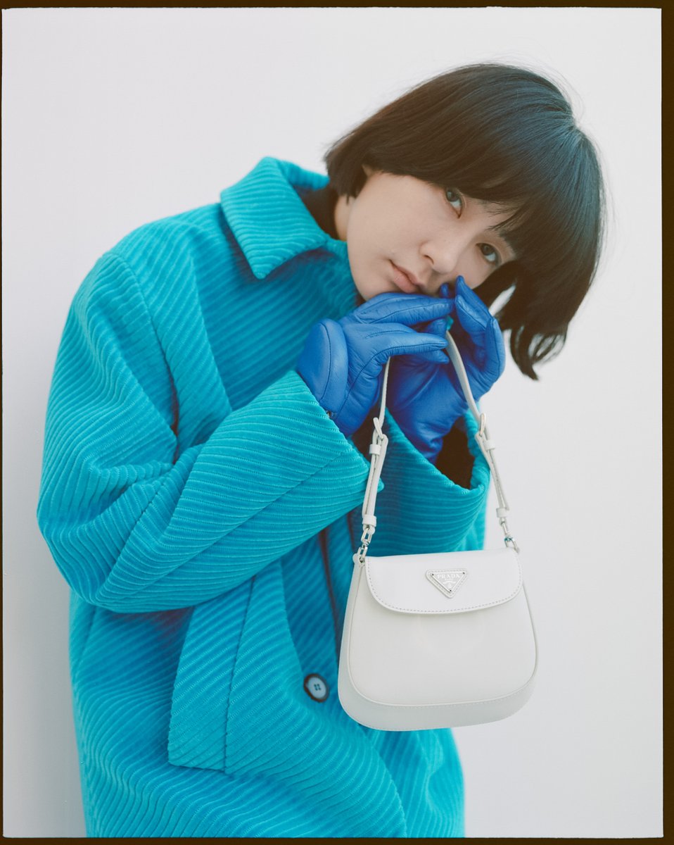 水川あさみさんが纏う #プラダ 最新コート＆バッグ。 気分を晴れやかに