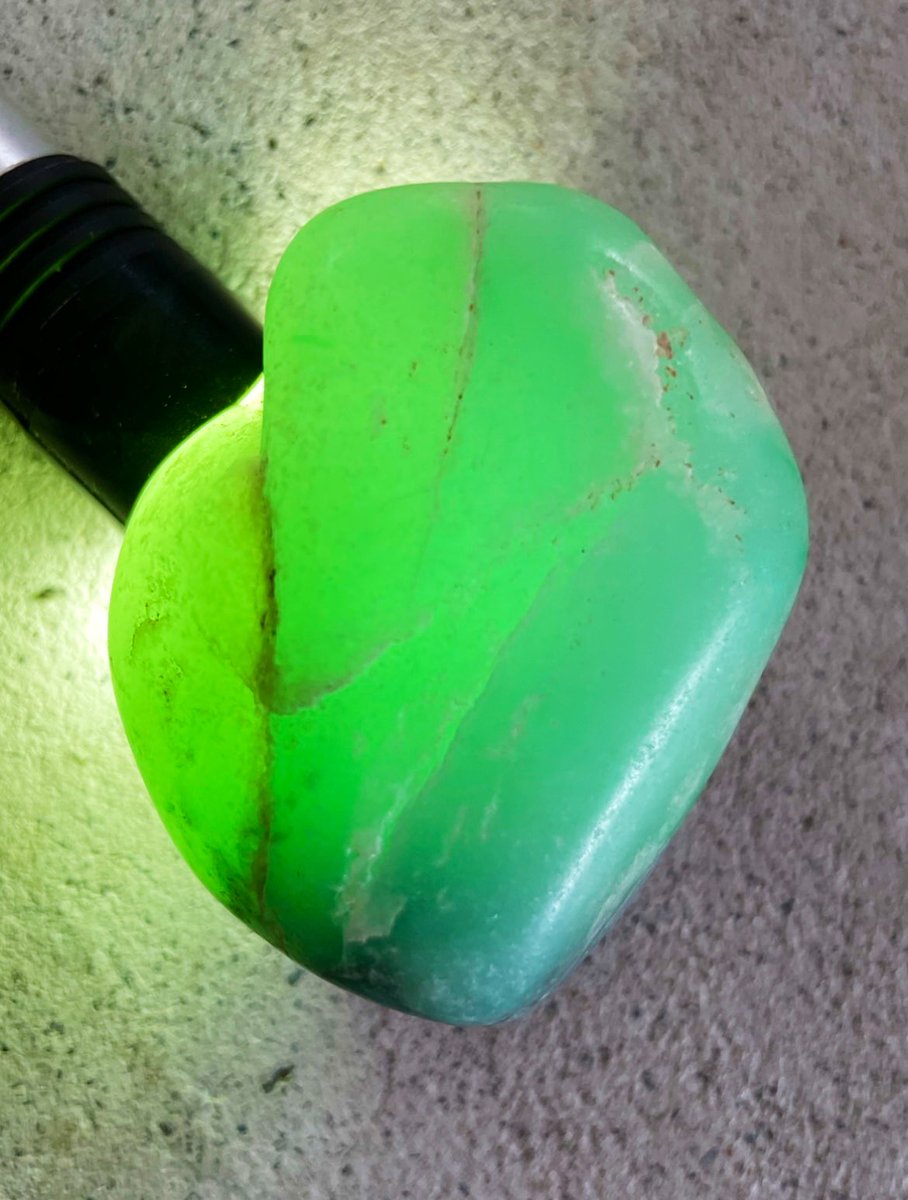 今日のヒスイは、 「ガラス質の翡翠」です😁 太陽光でも透過する透明度