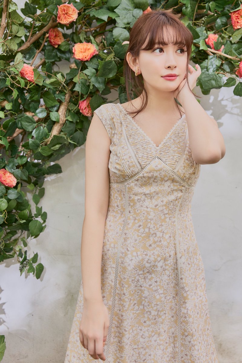 Lace Trimmed Floral Dress// 今年アップデートした大人気のフローラル