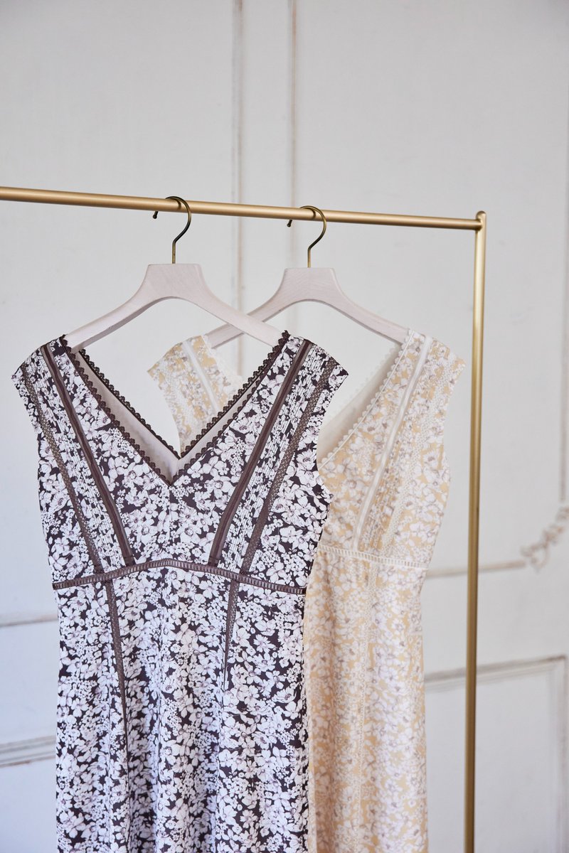 Lace Trimmed Floral Dress// 今年アップデートした大人気のフローラル