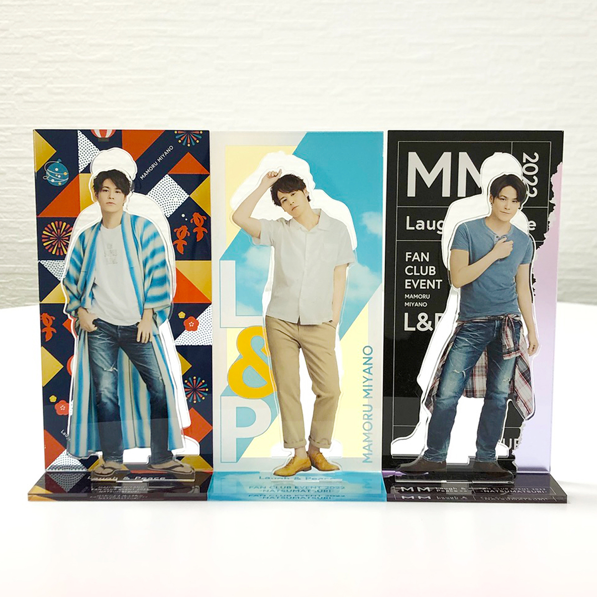 グッズ紹介最後は【アクリルスタンド(全3種)】！本体を抜きとった後の