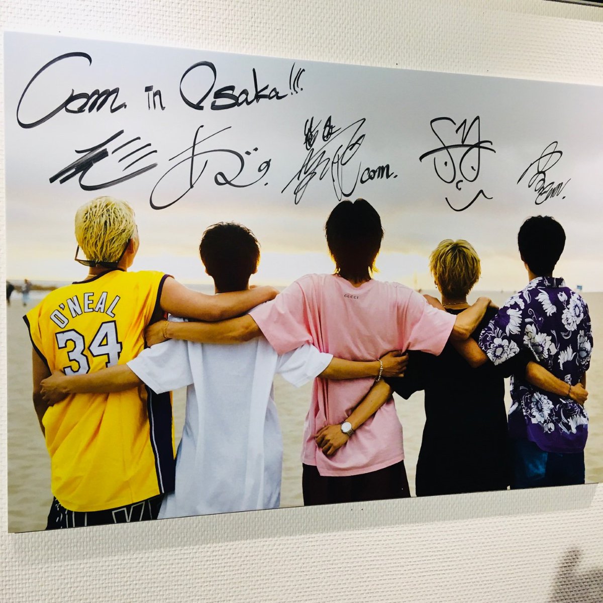 フェア】フロア中央のステージで、コムドット新刊「JOURNEY」パネル