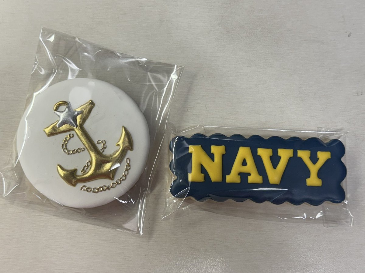 本日は同僚である上等兵曹(いわゆるチーフ)のreenlistment、つまり軍と