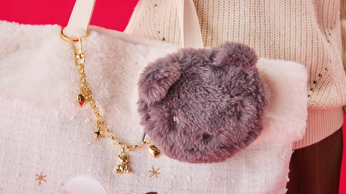 ふわふわのファー素材を使用したクマちゃんのフェイス型ポーチ