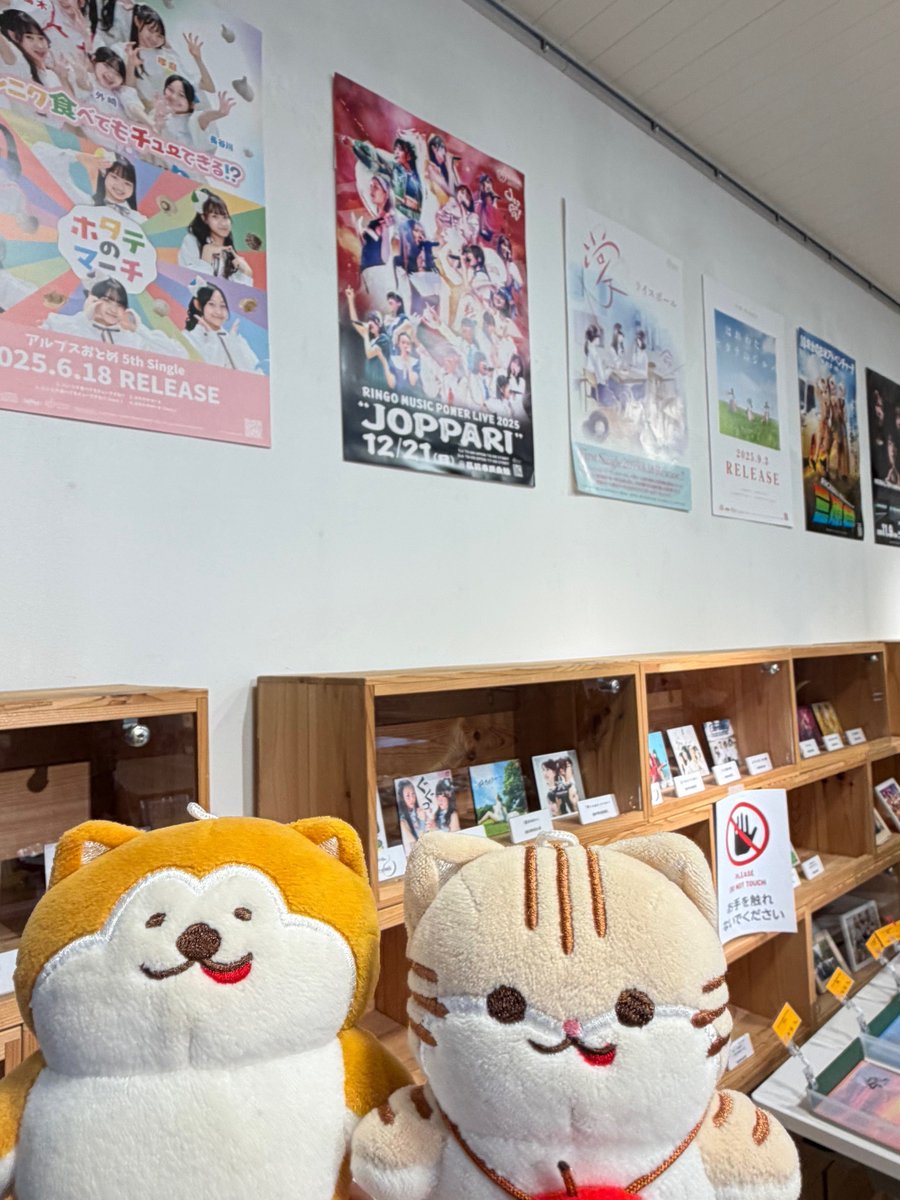 弘前駅🍎津軽ラウンジで りんごミュージック展🍏開催中😻🎤✨ ＼ こん