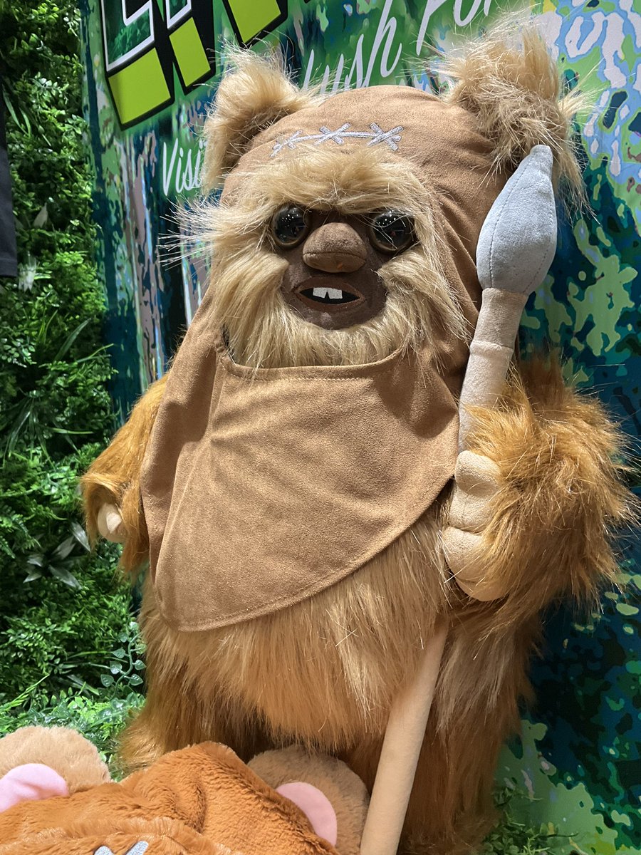 Happyくじブースでは、「Happyくじ STAR WARS™『EWOKS』」の商品が展示