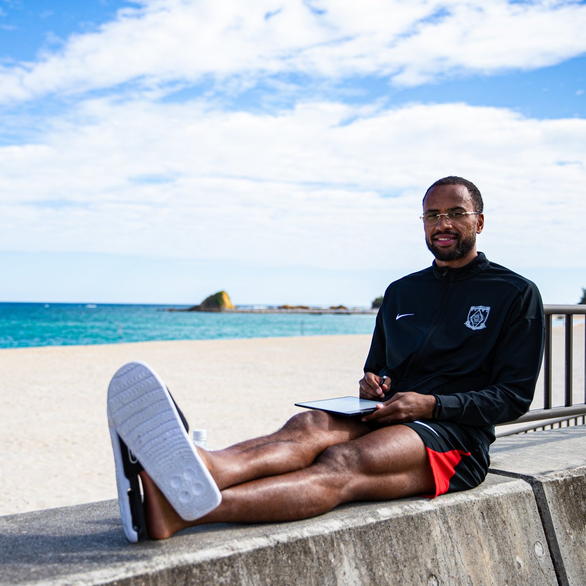 Isaac's day off. Reading by the sea📖🌊 #イサークキーセテリン