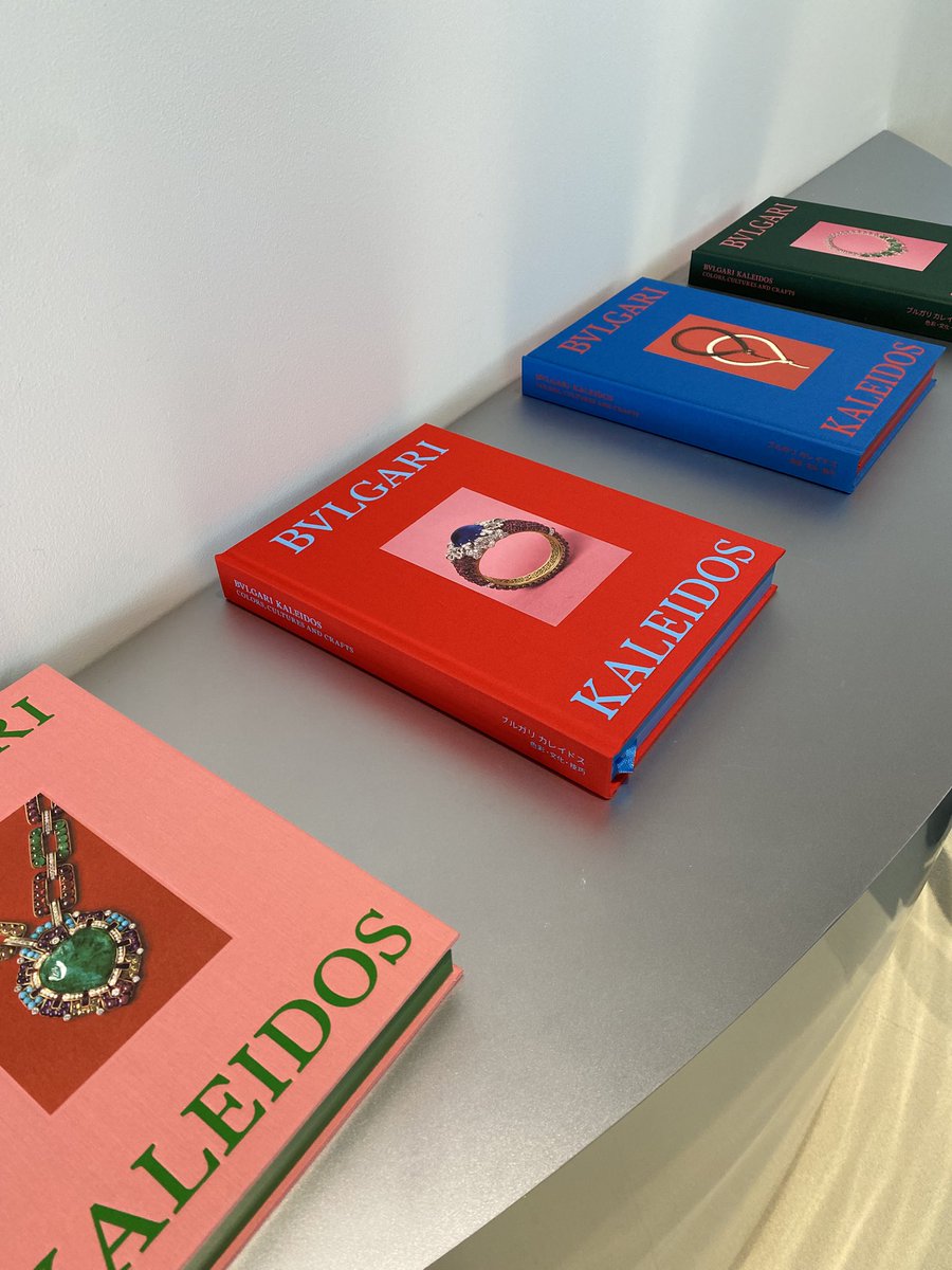 ブルガリ展の図録は表紙の色が4パターンある。6000円でお得感がある