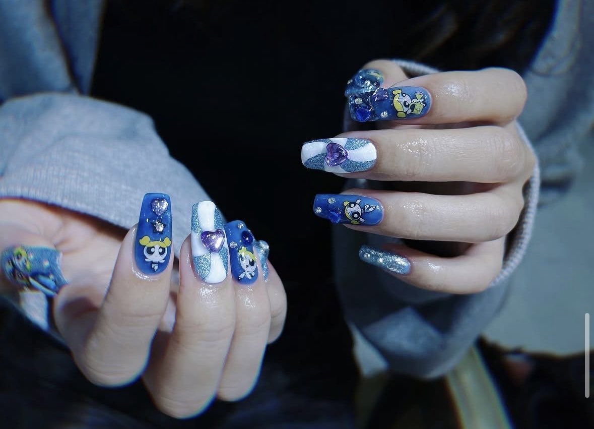 こちらのサロン内装も綺麗でデザインも可愛くて料金表もしっかりしてて