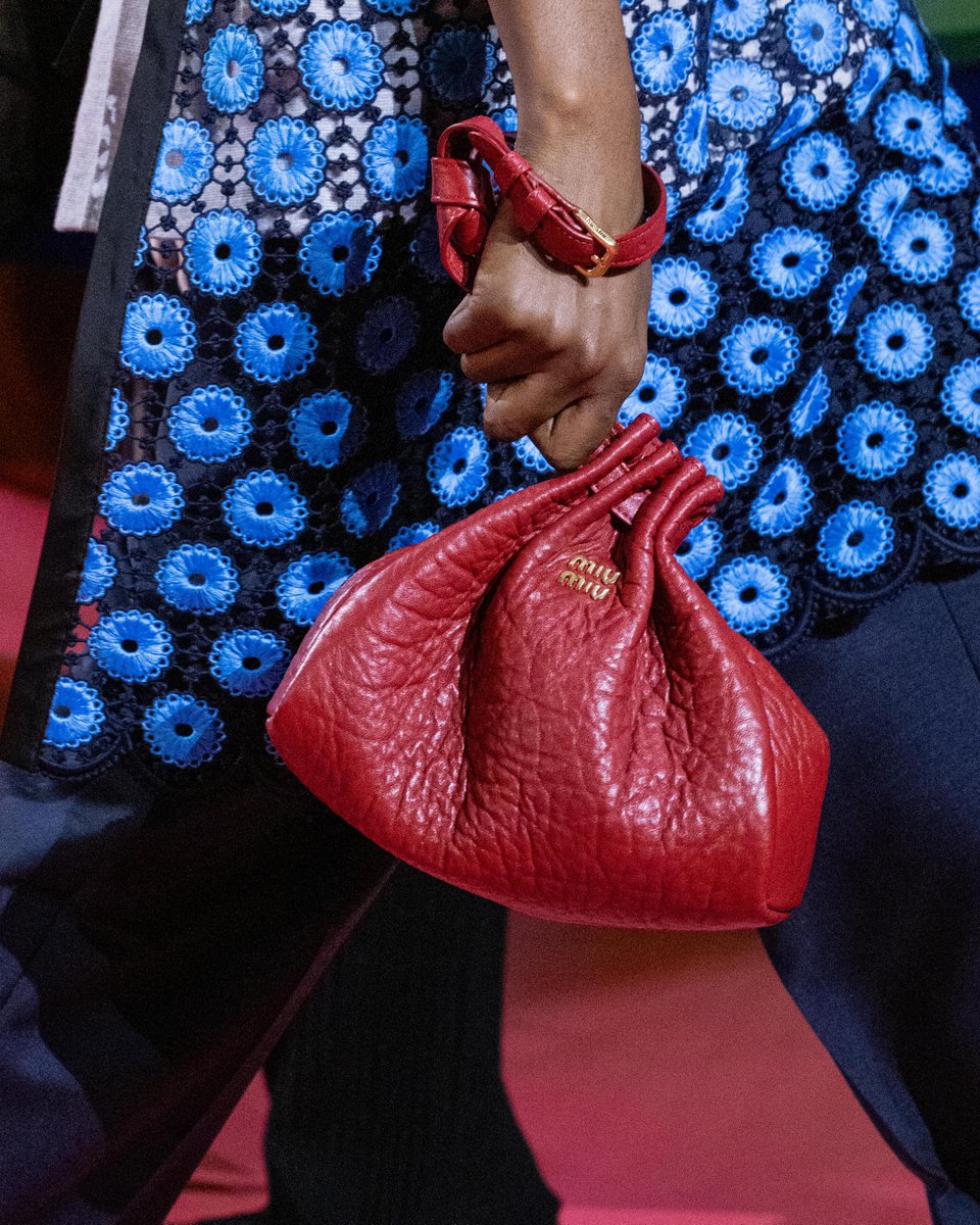 美と力強さ。 #ミュウミュウ 2025年秋冬コレクションでは、作業用