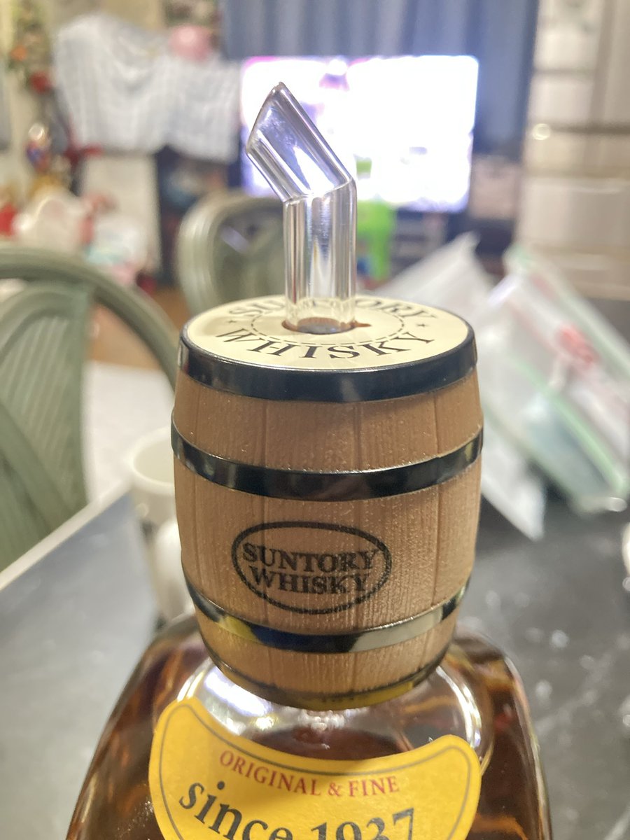 おまけ付きに弱いよね。 今こんなかんじ。 乾杯。 #SUNTORY #角瓶