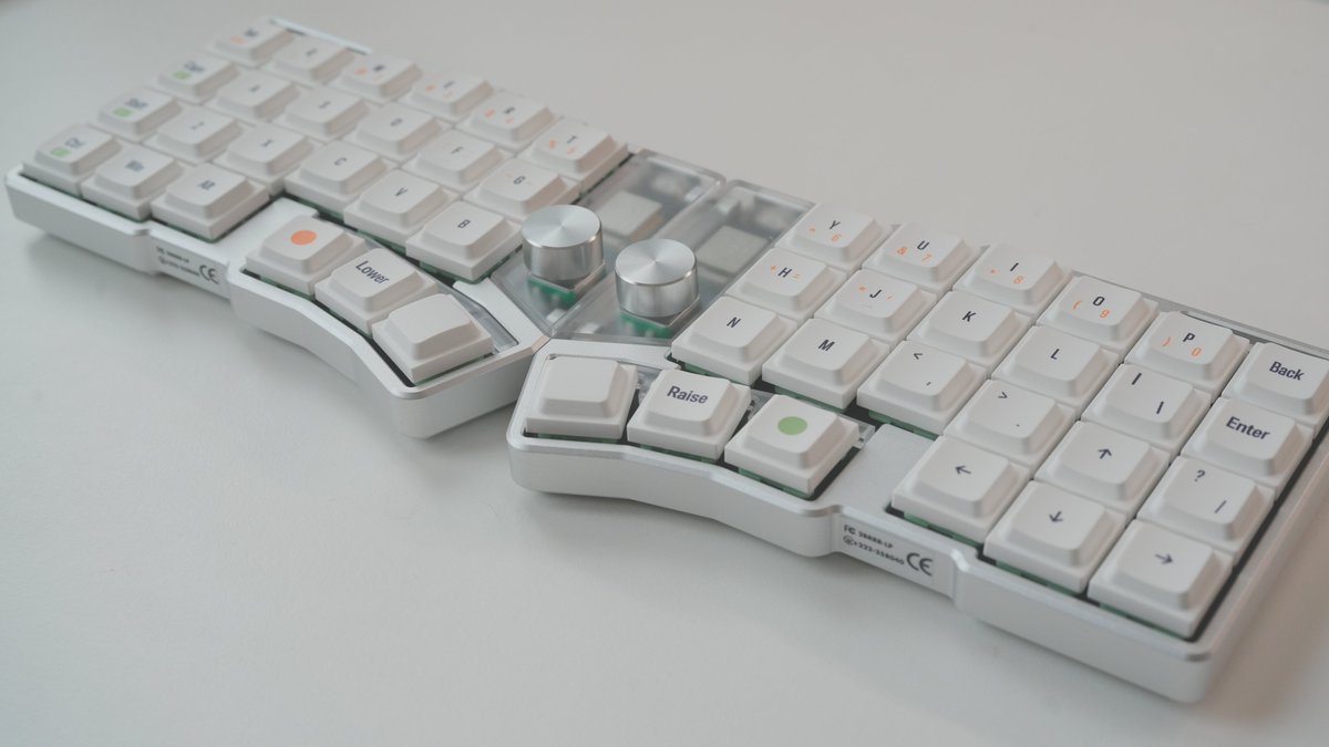 Cornix LP シルバー着弾! 完全無線分割キーボードいいっすね。期待した