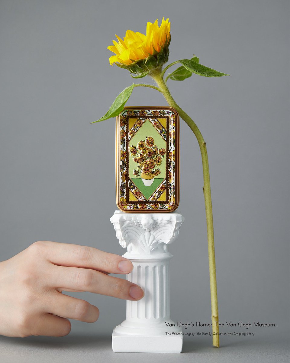 ゴッホが生涯で7枚描いたとされる、ひまわり7作品が並ぶ “ミニチュア