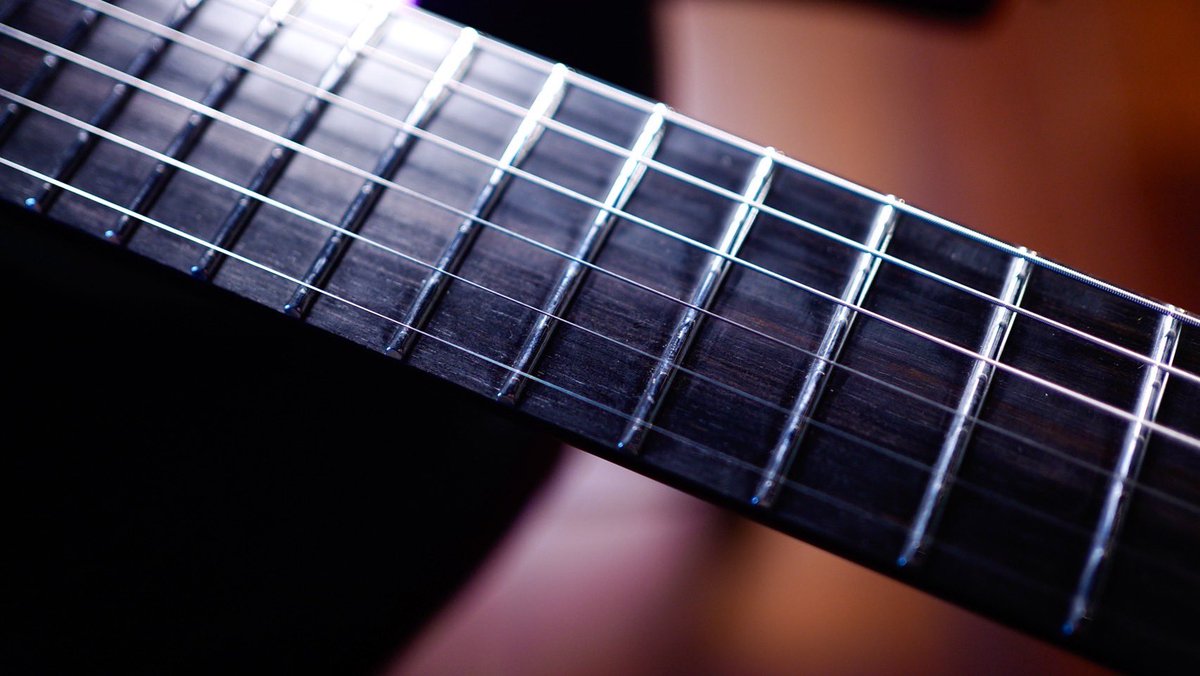 高級材エボニー指板 × ステンレスジャンボフレット。 タイトで品格ある