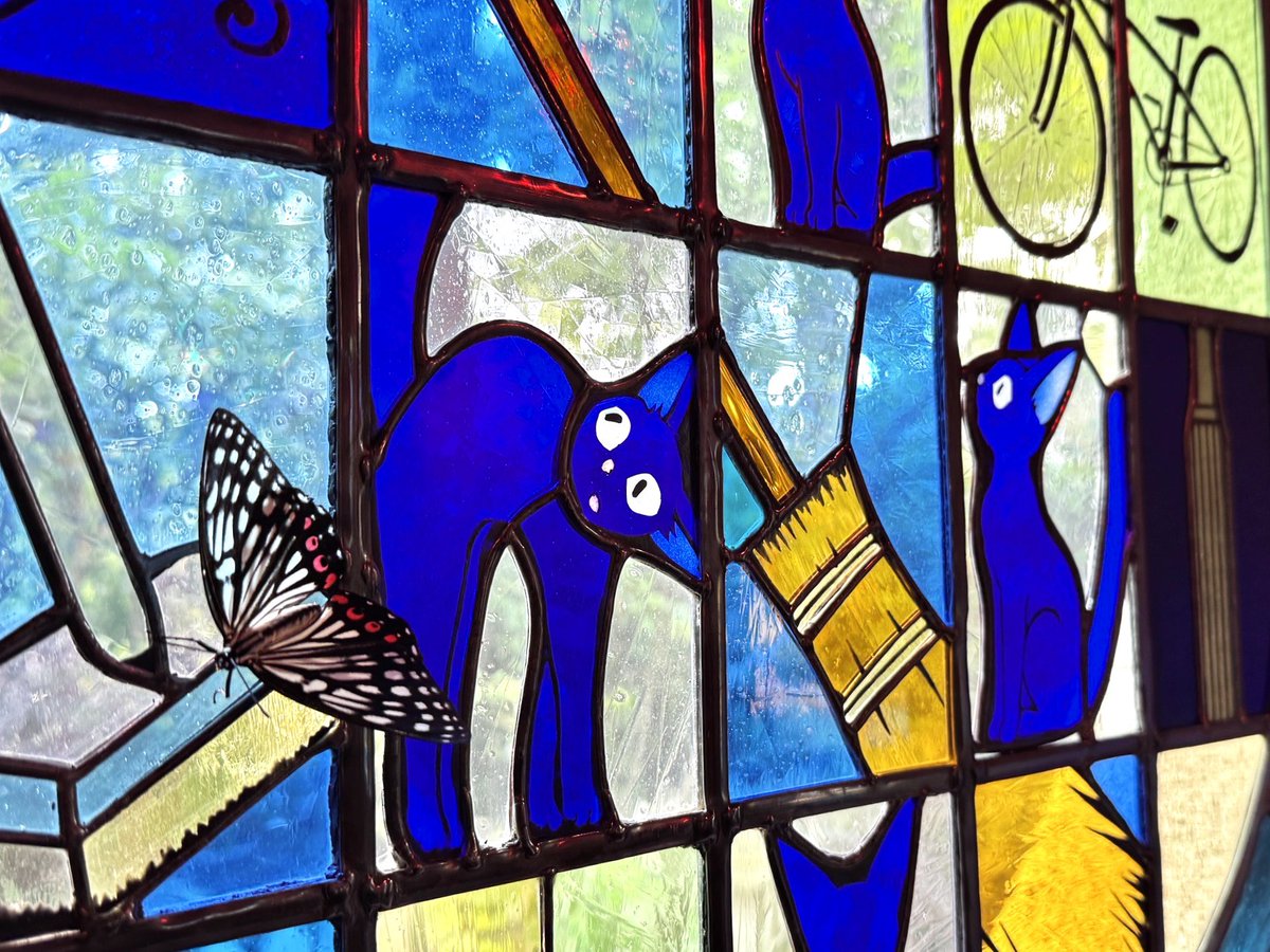 ジジの横に、ステンドグラスのふりをしているモノがいつのまにか紛れ