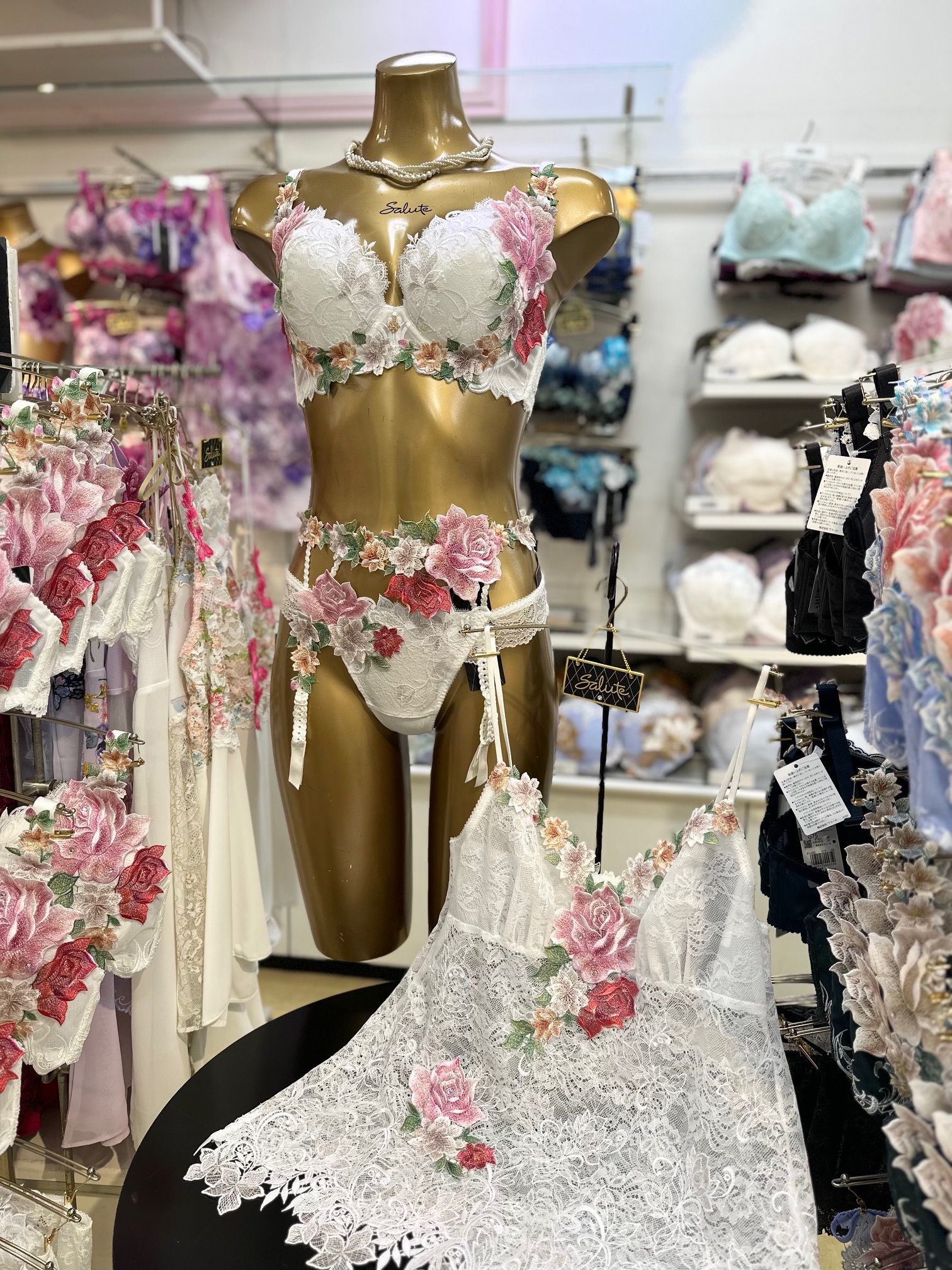 サルート 店舗限定品 薔薇刺繍 ワインレッドブラジャーF70 迎賓館