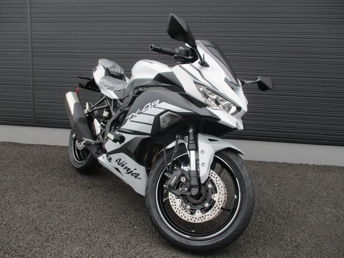 カワサキ『 Ninja ZX-4R SE』 メタリックマットホワイティッシュ