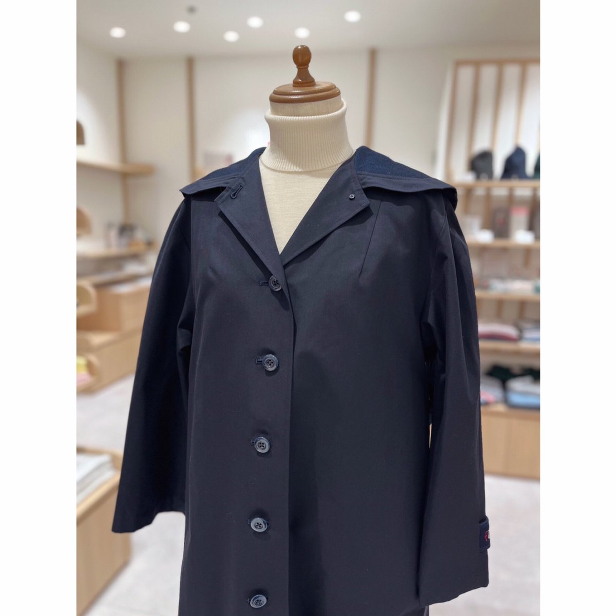 そごう横浜店＝ ⁡ 大きなフードのデザインが 前から見るとセーラー