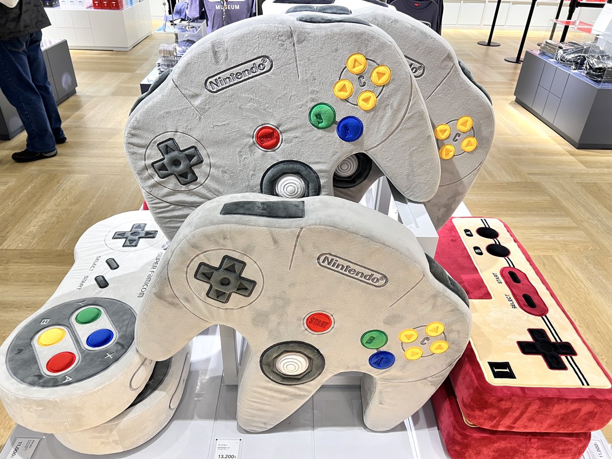 Nintendo ミュージアムのコントローラークッション 平日10時すぎに入店