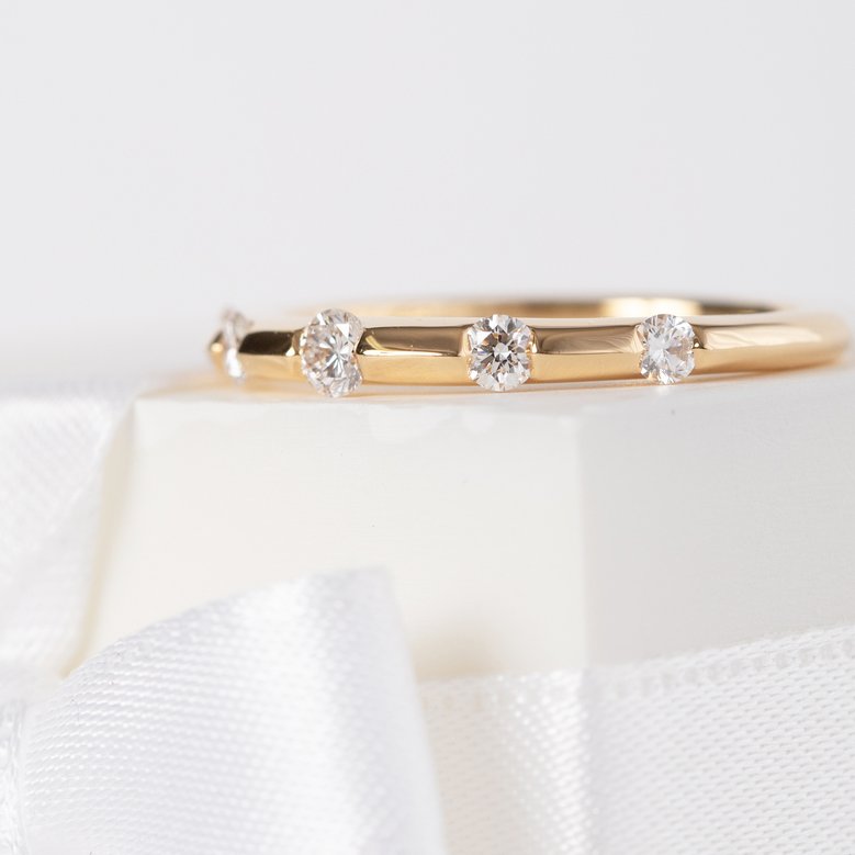 キラリと輝くダイヤモンドと美しく磨き上げられた地金