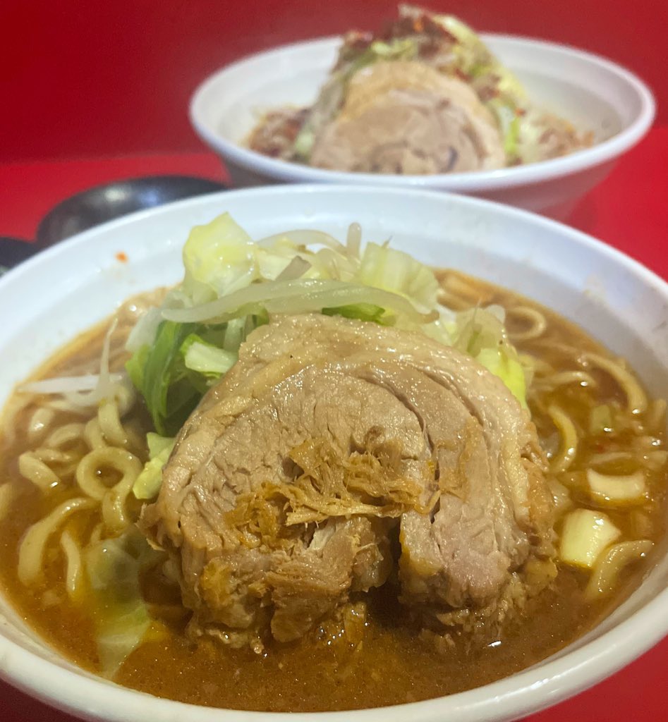 昨日のラーメン二郎 札幌店の10杯喰い . 昼:1杯目ラーメン →食休み0秒