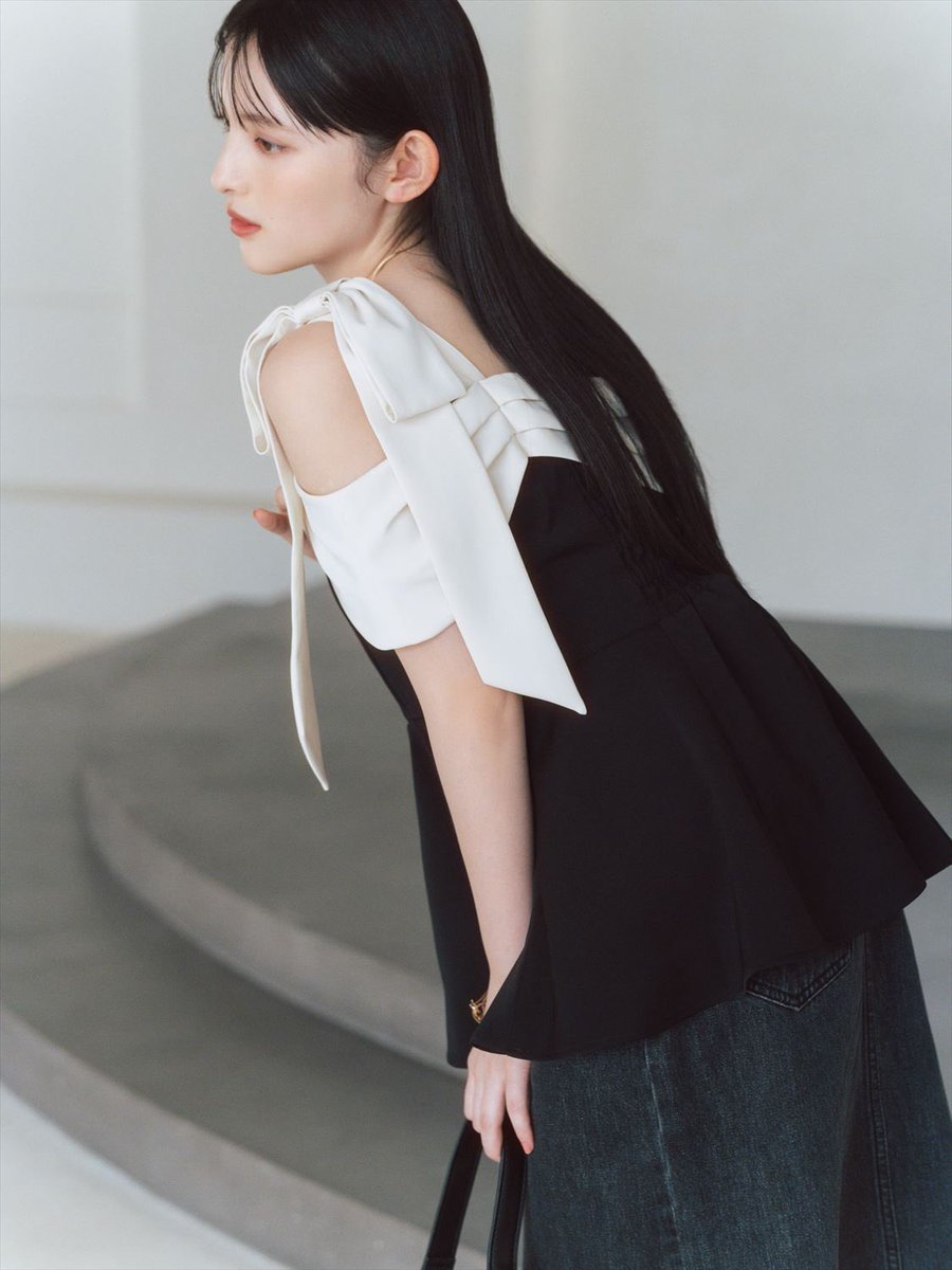 Rirandture オフショルリボンペプラムトップス 🖤\大人気即完売アイテム/🖤 オフショルリボンペプラムトップス