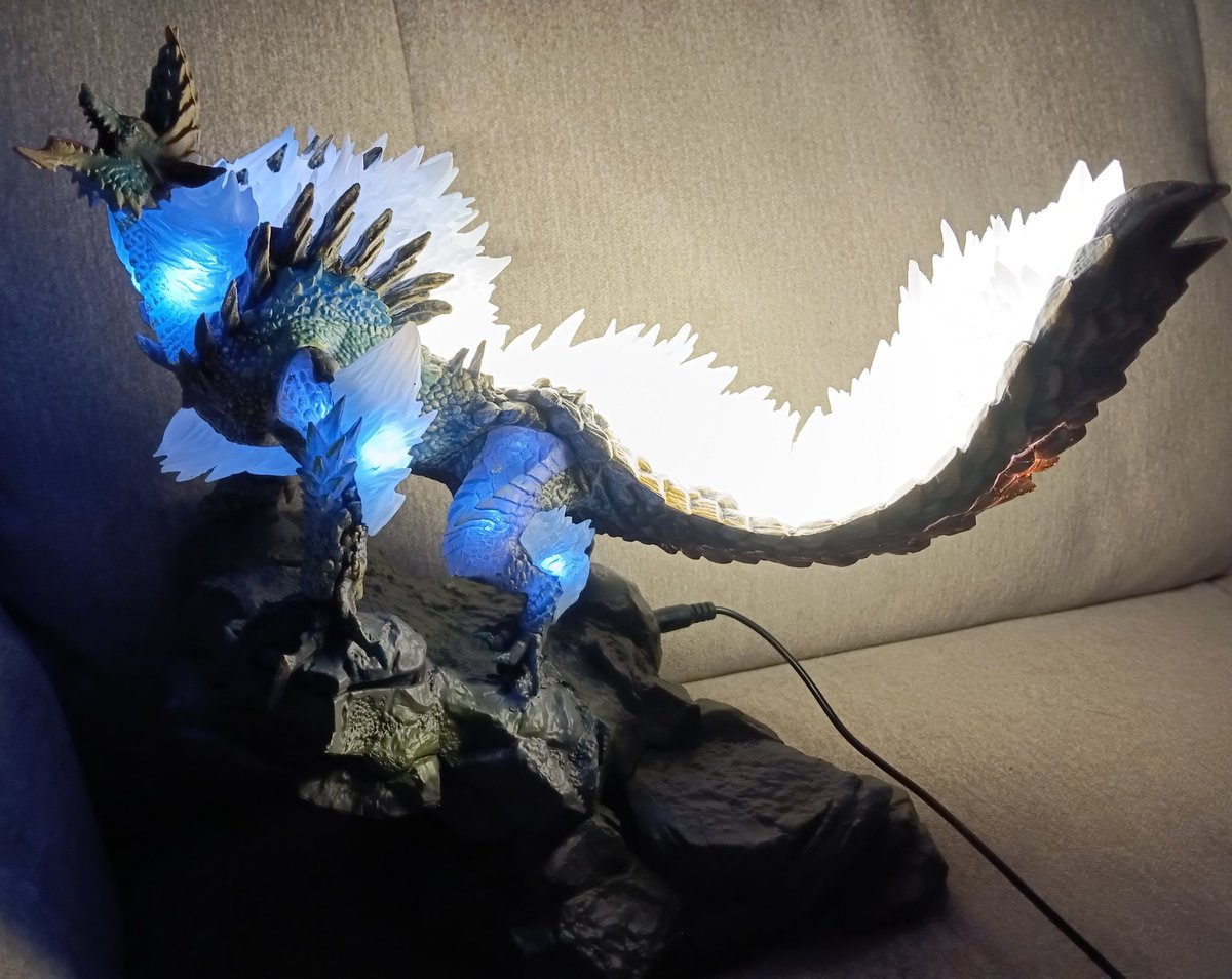 メルカリで買った海外製のジンオウガフィギュア届いてた😁 これLED内蔵