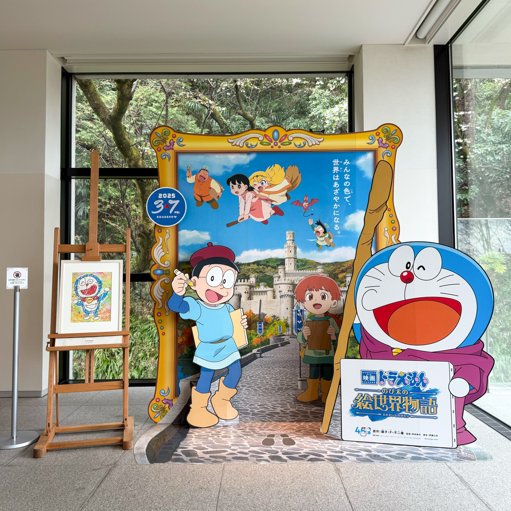 のび太くんが描いたドラえもんの絵は 2F「きこりの泉」休憩コーナーに