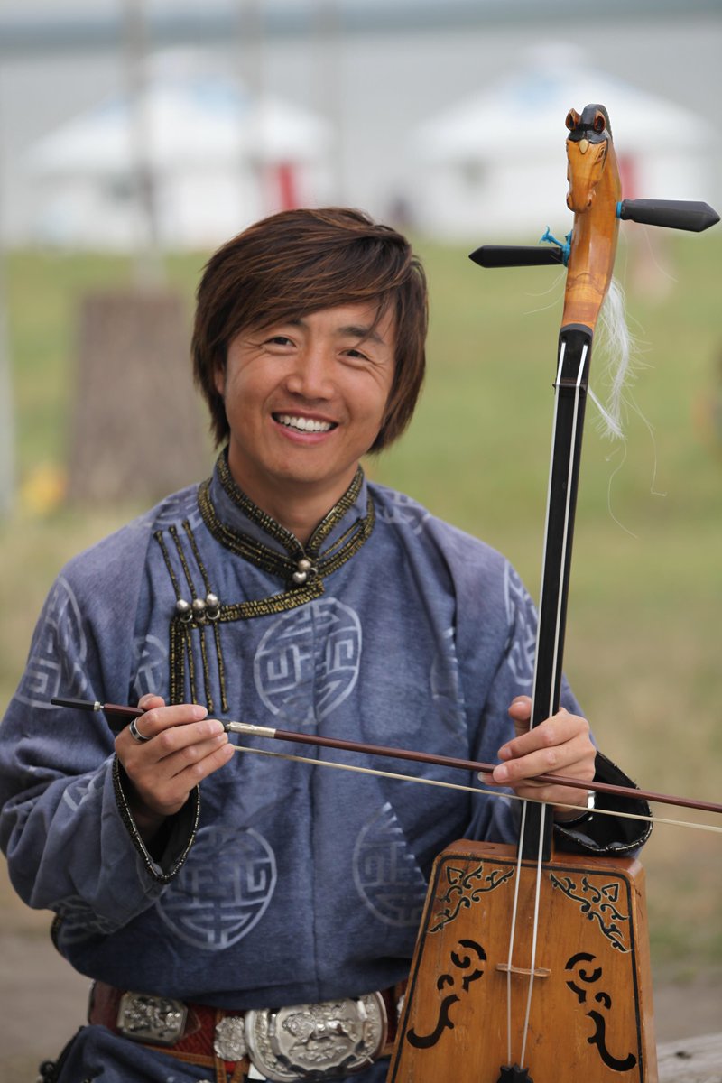 モンゴルの民族衣装「デール」は地域によって形が少し異なりますが