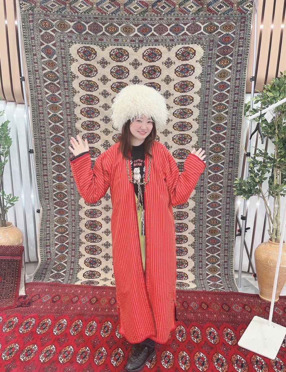 万博のトルクメニスタン館！ 羊の帽子と服着れました！