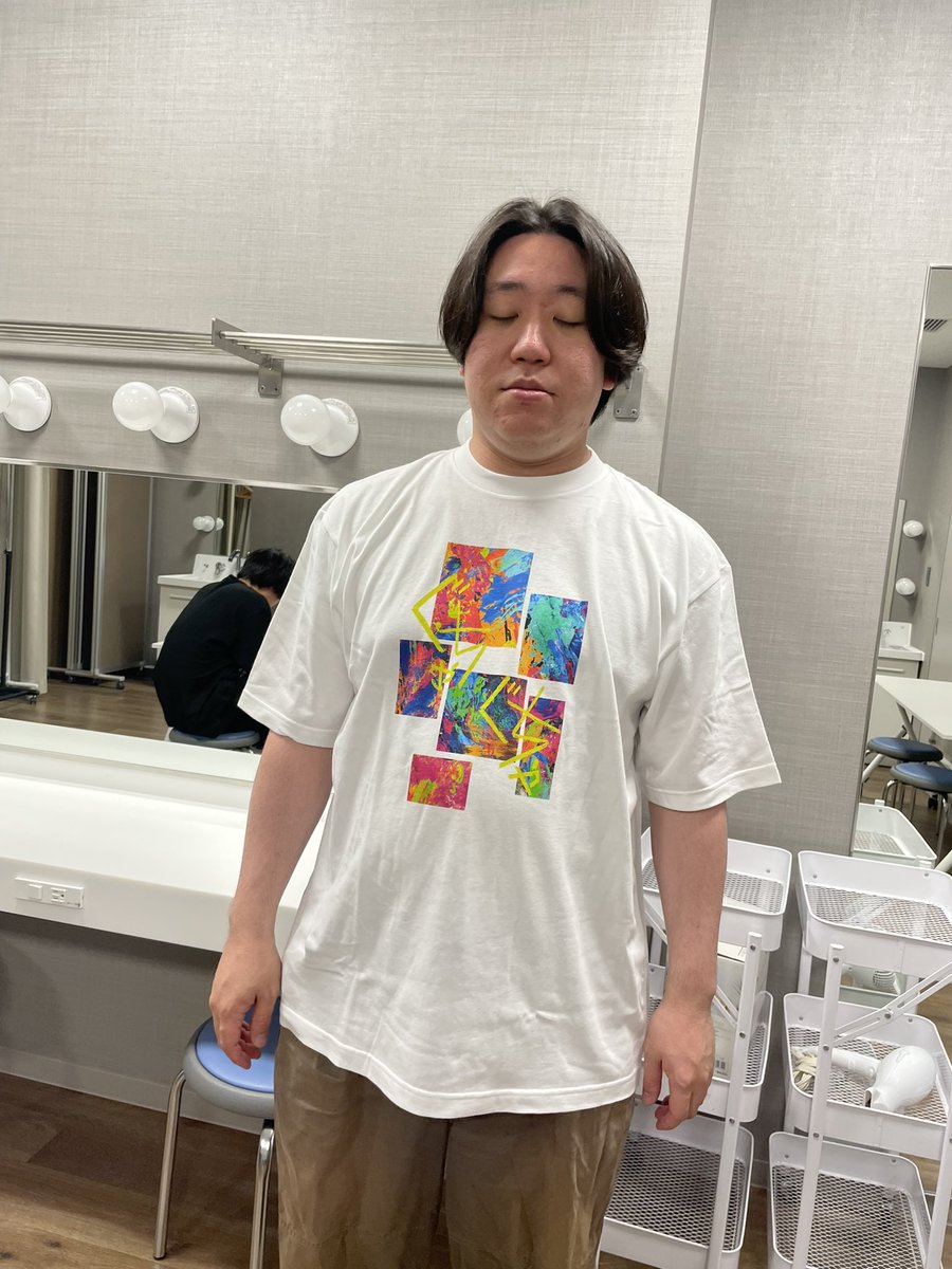 白のXLサイズを着用中。 完全に目を閉じてました、すみません。 #金魚