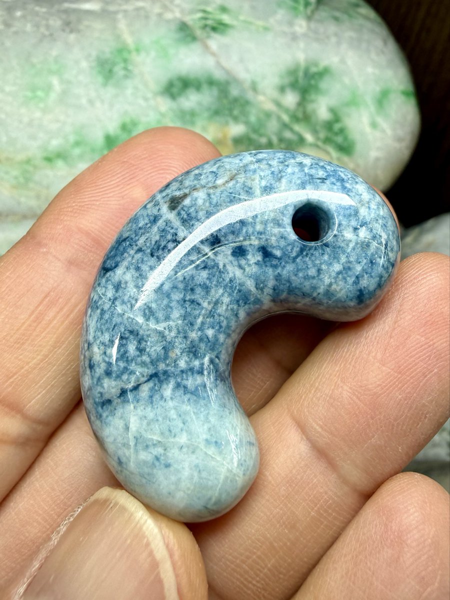 今日のヒスイ加工品は、 「青オンファス🔵の勾玉」です‼️😁 勾玉職人