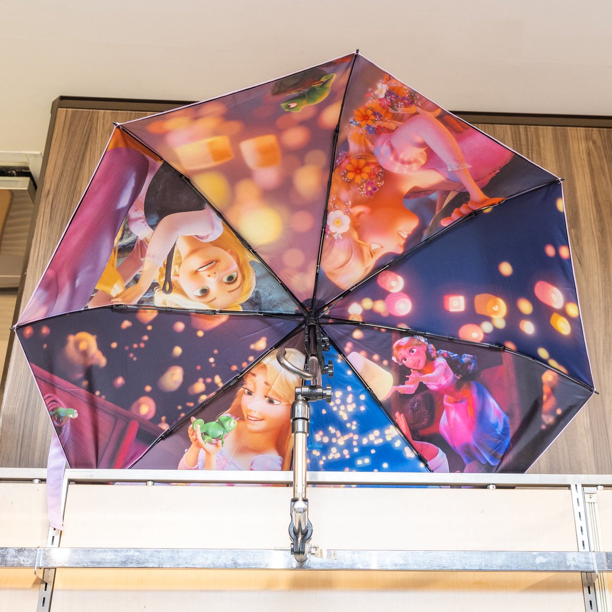 傘を開くとディズニーの世界が広がる！ スケーター「晴雨兼用両面印刷