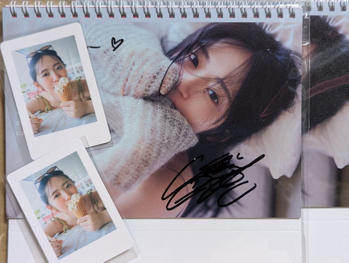 鈴木愛理 4月始まり卓上カレンダー 名前も入った サイン入り入ってまし