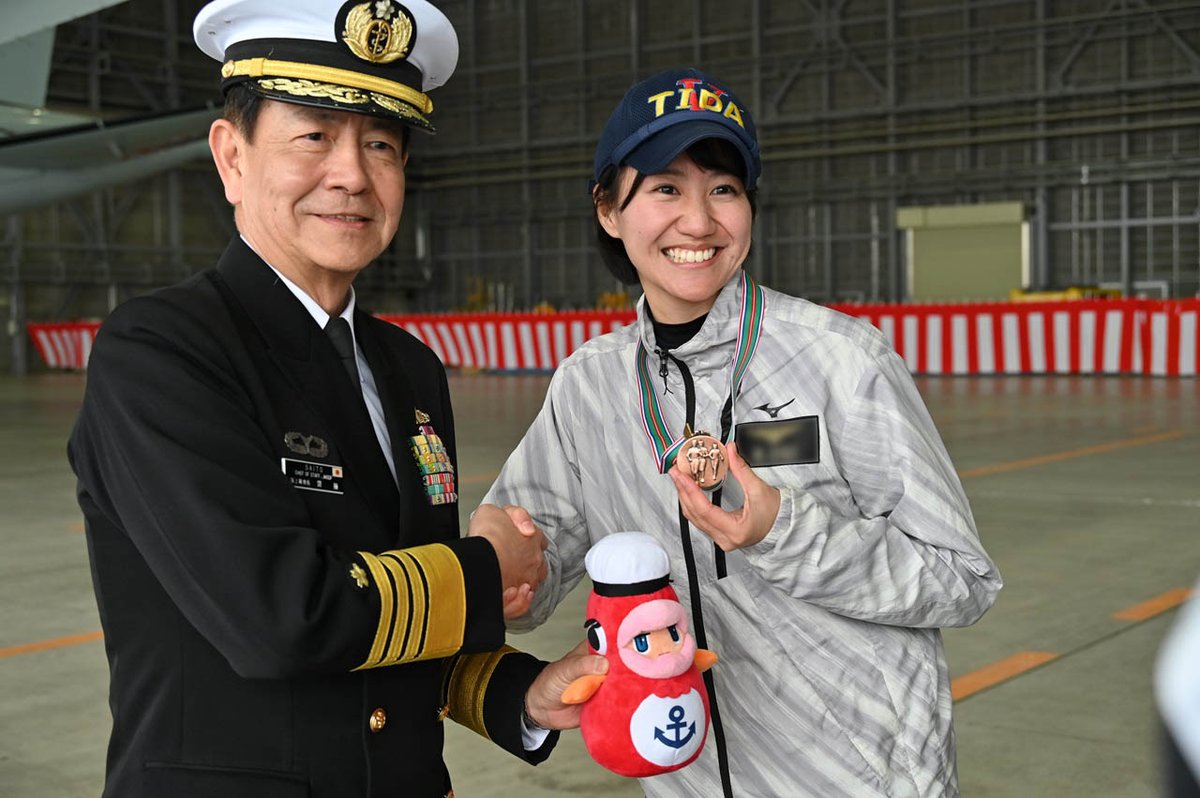 海上幕僚長が、競技後の選手たちを労いました！ #カイジョウジエイ鯛