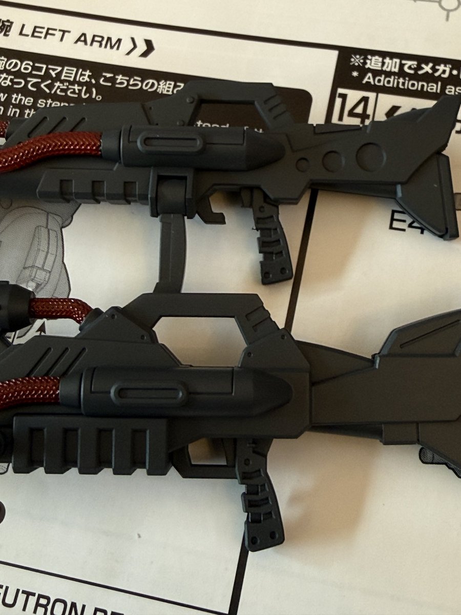 上のセンサーが前の方に付いてるのがゲシュペンストMk-2用のメガビーム