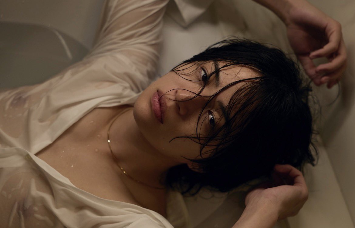 撮影裏話】 こちらは発売後から話題沸騰中の、色気ある菊池さんの