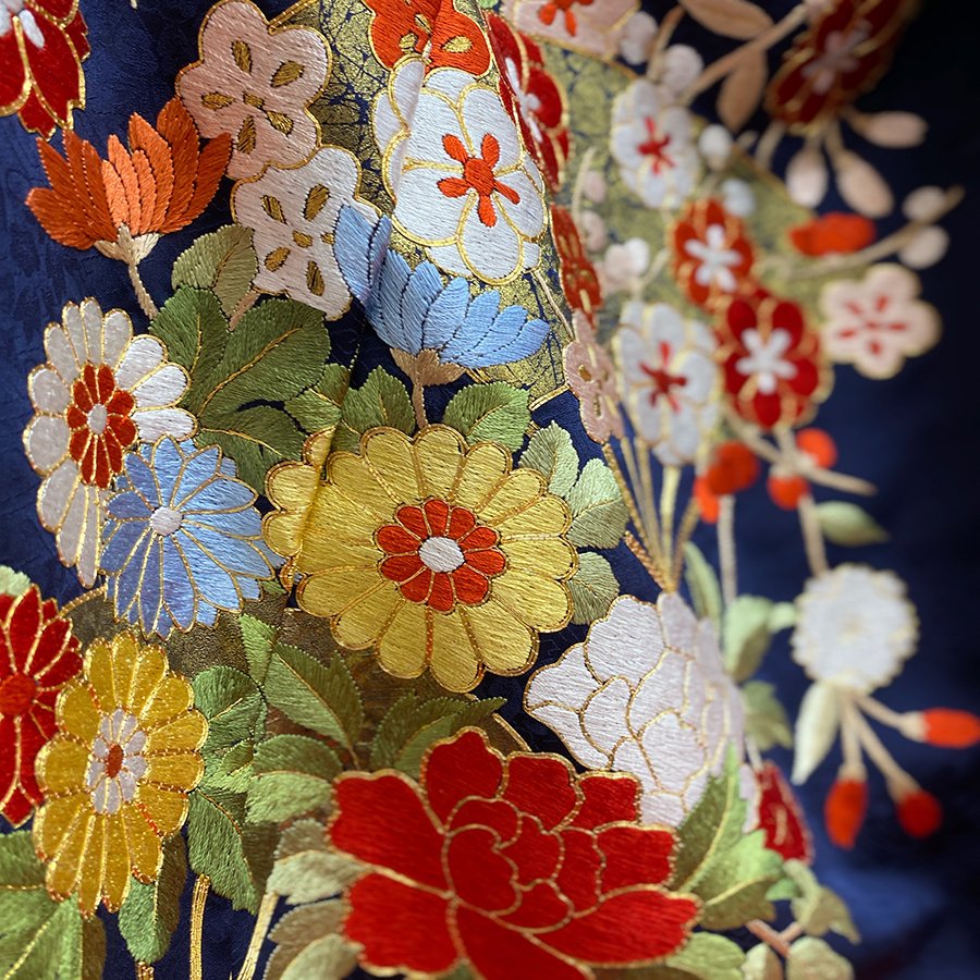 総刺繍の振袖│しだれ桜に扇-紺 】 振袖表地価格 880,000円（税込