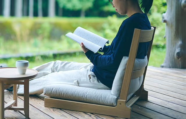 カリモク家具さんとつくった 「折りたためる座椅子」です。