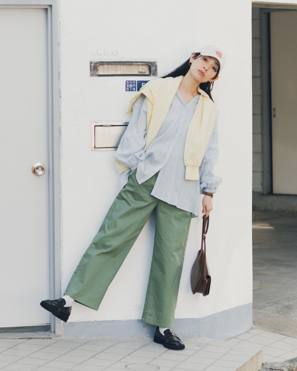 リネン混のブラウスは、 ほんのり透けるエアリーな素材感とさりげない