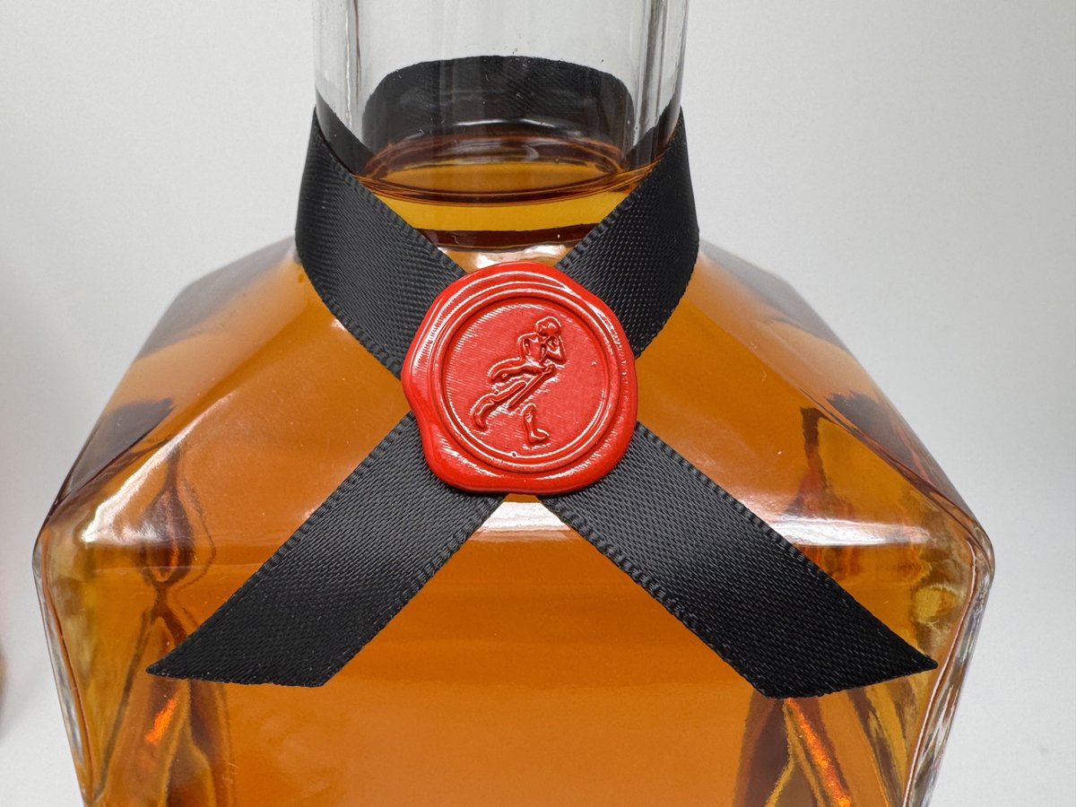 ブレードランナーに登場する“あのボトル”をガラスで再現したプロップ