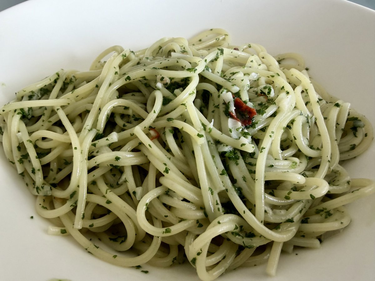 本日のランチはパセリのワンパンペペロンチーノ。うまし
