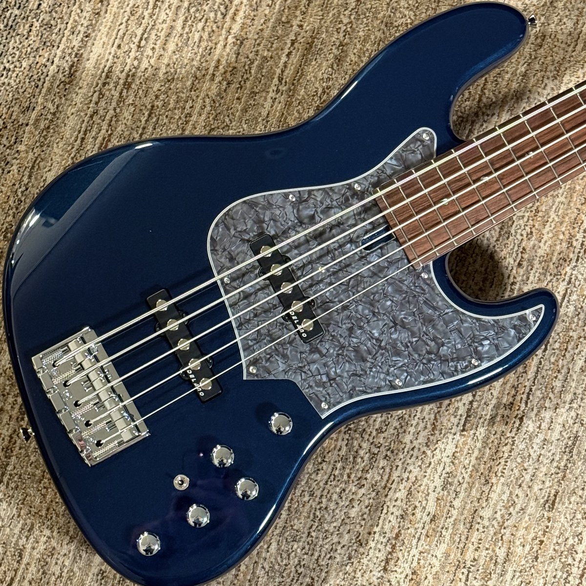 めちゃくちゃ珍しく Psychederhythm製ベースの5弦モデルが入荷しました