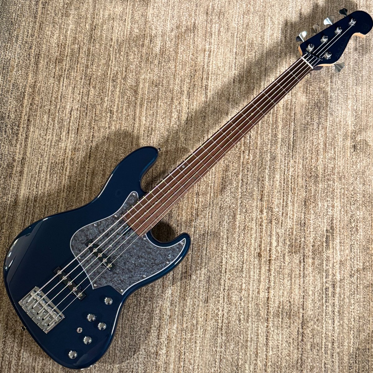 めちゃくちゃ珍しく Psychederhythm製ベースの5弦モデルが入荷しました