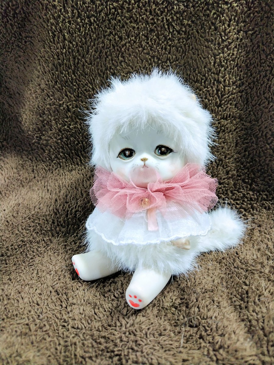 3月11日〜始まる人形と絵の春展に参加する子♪ オ−ルビスクのネコさん