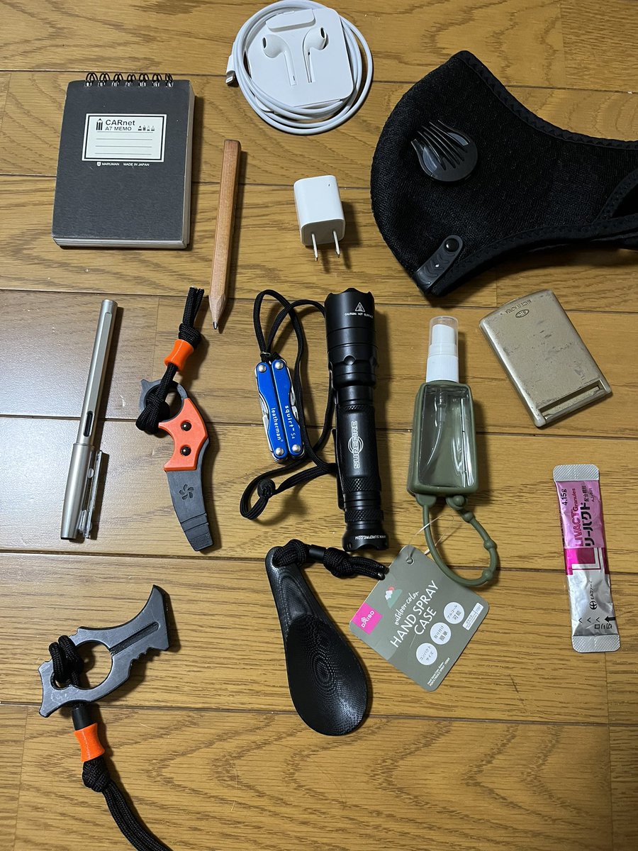 EDCに順当な品々の中、他人のレーション横から搔っ攫う気マンマンの