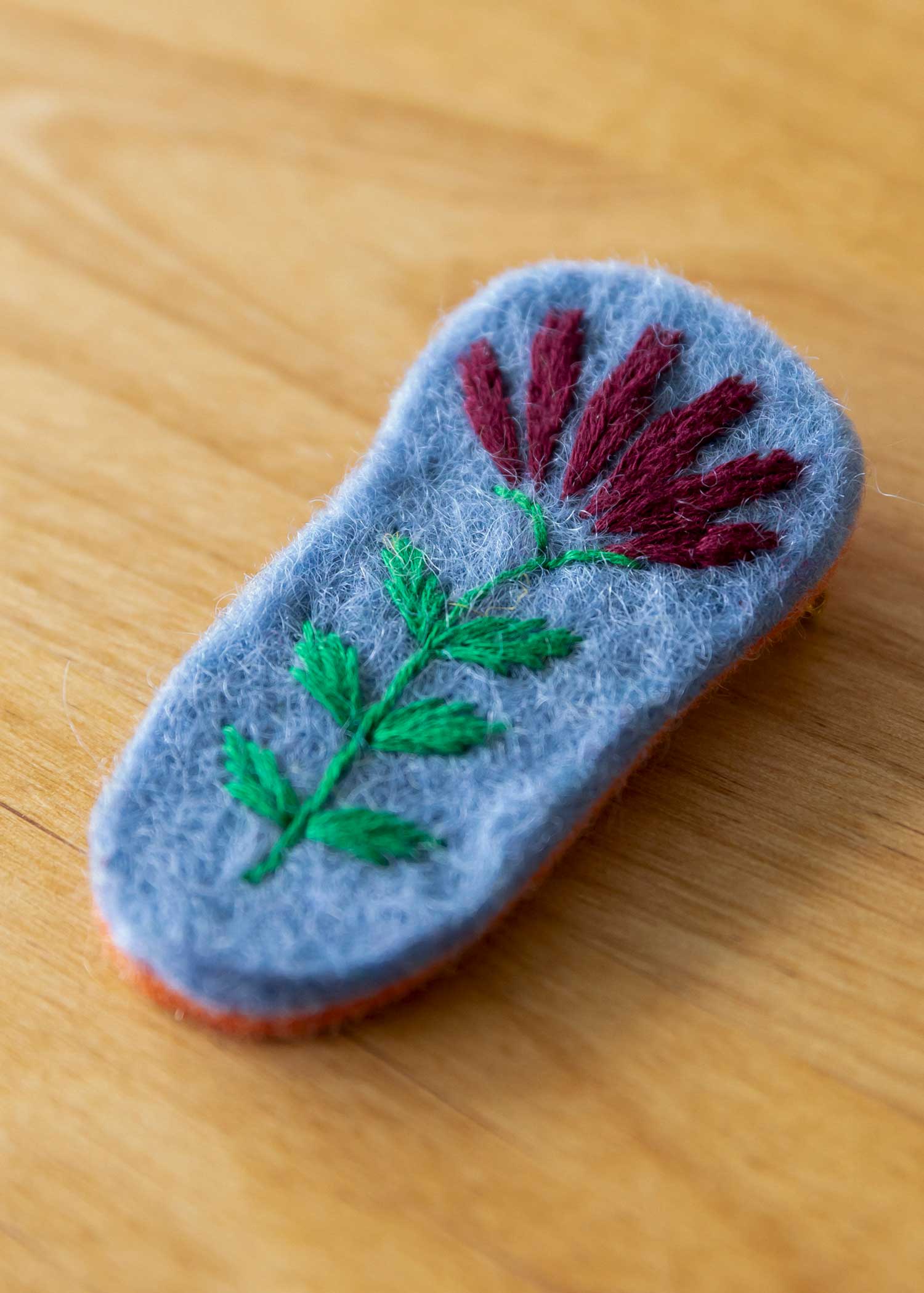 フェルトの手刺繍フラワーブローチ