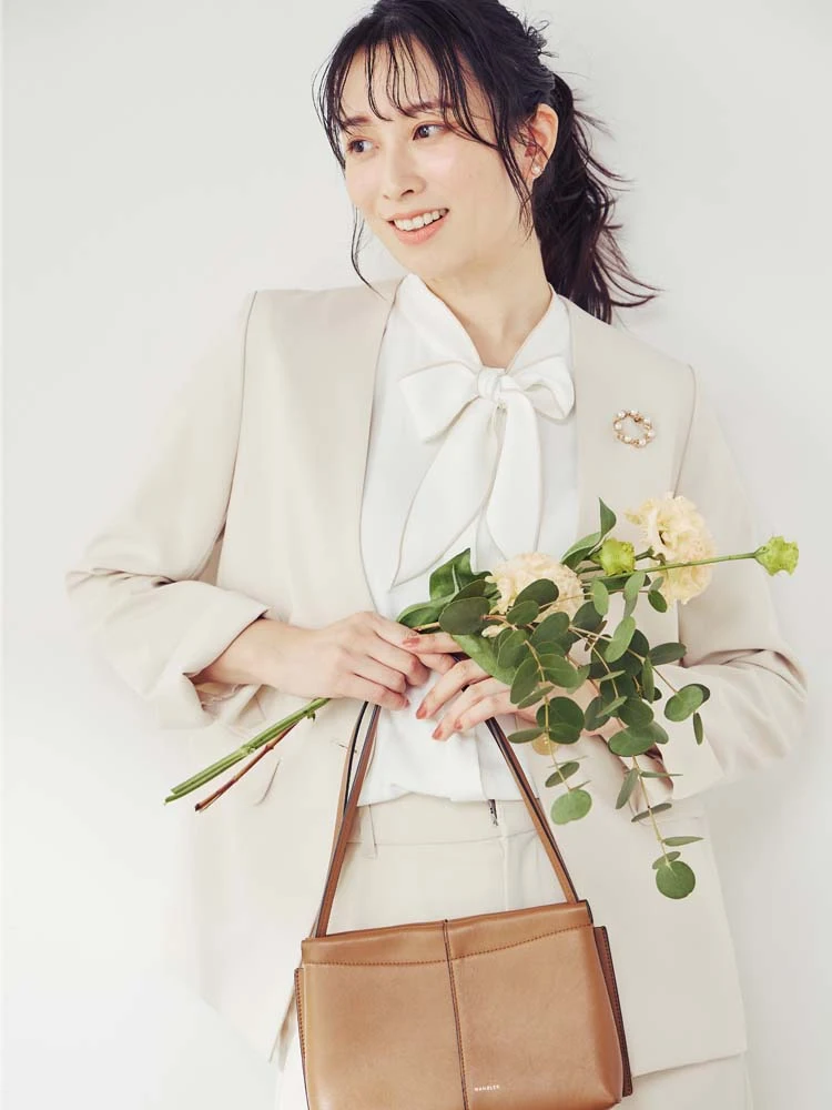 ベージュ 杢調プレーンスーツ ブローチ付き ノーカラージャケット