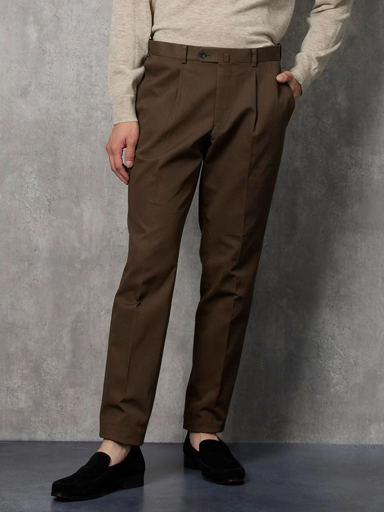 ブラウン TRANS CONTINENTS ワンタックチノパンツ ホワイト/ベージュ